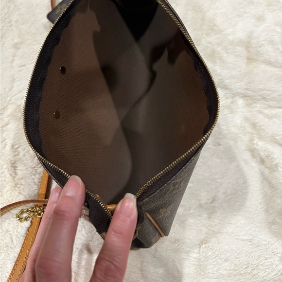 Authentic Louis Vuitton Eva Crossbody Shoulder Bag - Picture 4 of 9